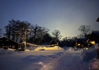 北海道のニセコ・ヒラフエリアのログハウスと雪景色