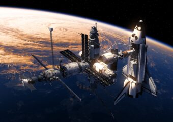 地球と宇宙ステーションとスペースシャトルの船外作業の様子
