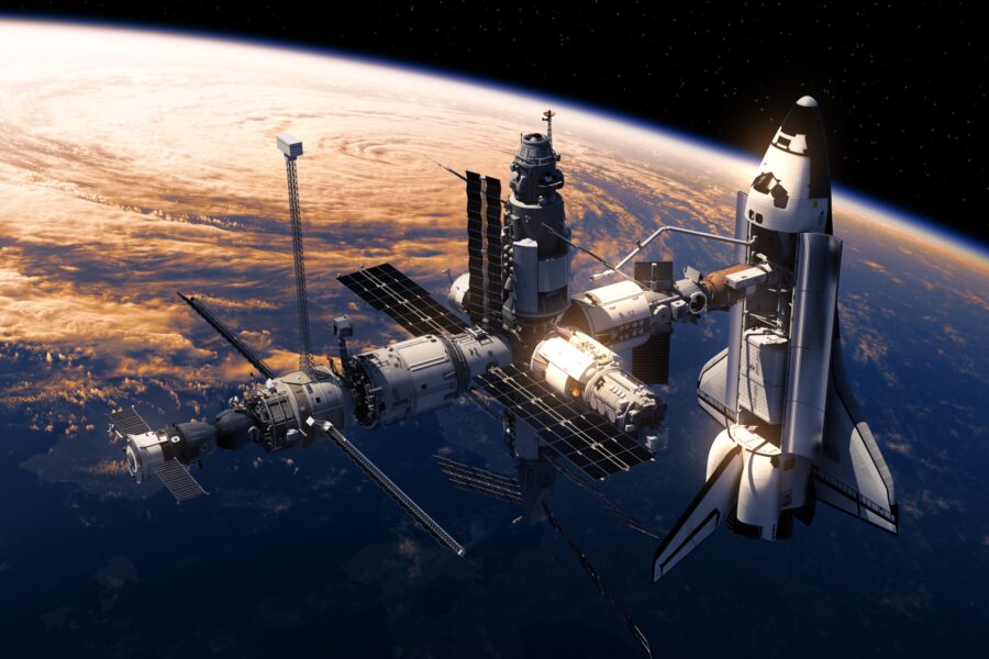 地球と宇宙ステーションとスペースシャトルの船外作業の様子
