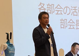 東京大学弥生講堂で開催されたNPO法人ロボットビジネス支援機構（RobiZy）総会シンポジウムでの講演の様子。