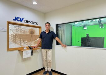 上越ケーブルビジョン(JCV)の有楽町に東京情報センターにて伊巻代表の記念撮影。