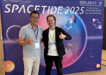 SpaceTide2025にて参加者と記念撮影する株式会社2moon代表伊巻