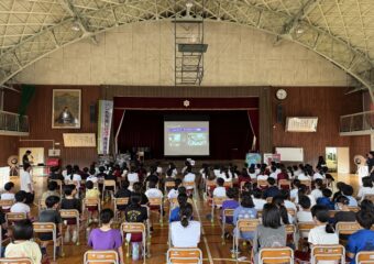 「ＫｏｍｅＴａｎｅ宇宙プロジェクト」の全体の様子。子供たちが興味深く聞いています。