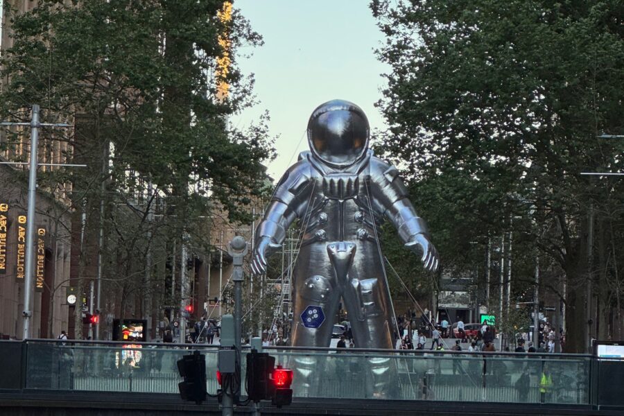 IAC(International Astronautical Congress) 2025 での、シドニーのオフィス街に佇む巨大な宇宙飛行士オブジェ
